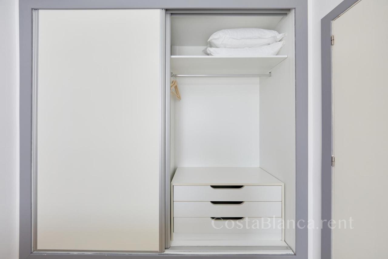 Luxurious, Newly-Renovated Large 2-Bedroom Condo By The Beach ベニドルム エクステリア 写真