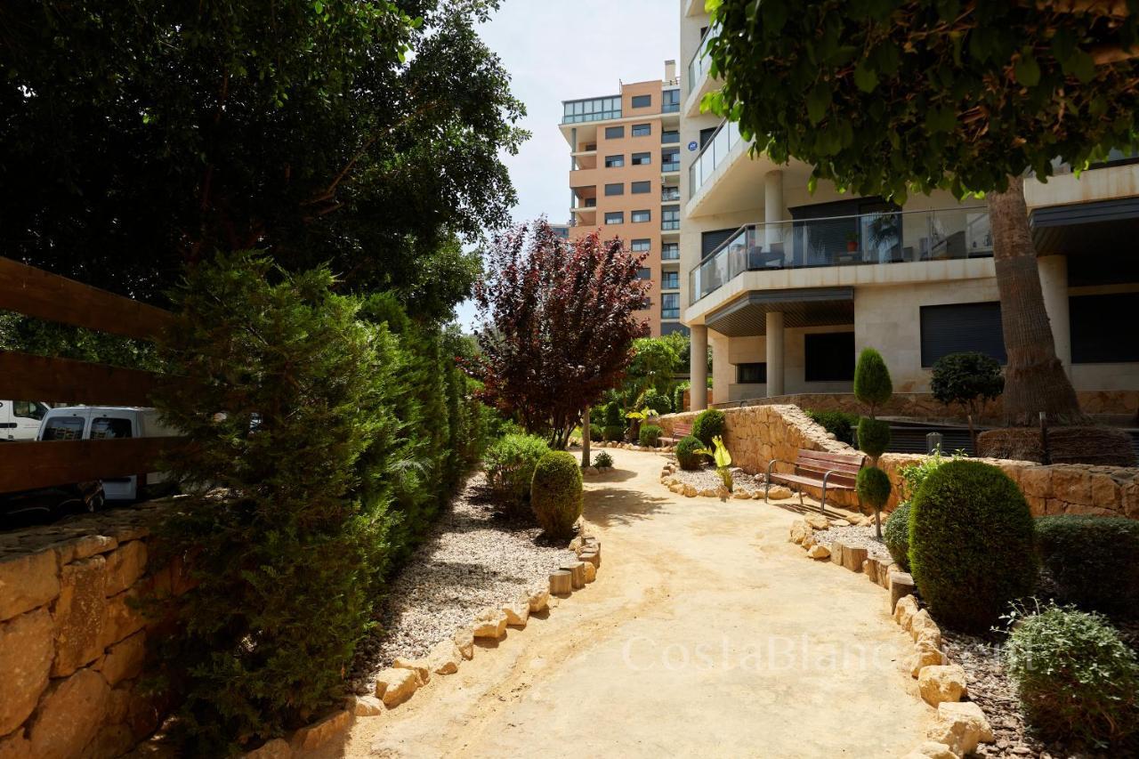 Luxurious, Newly-Renovated Large 2-Bedroom Condo By The Beach ベニドルム エクステリア 写真