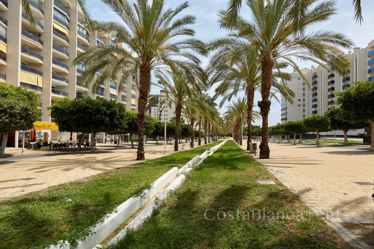 Luxurious, Newly-Renovated Large 2-Bedroom Condo By The Beach ベニドルム エクステリア 写真