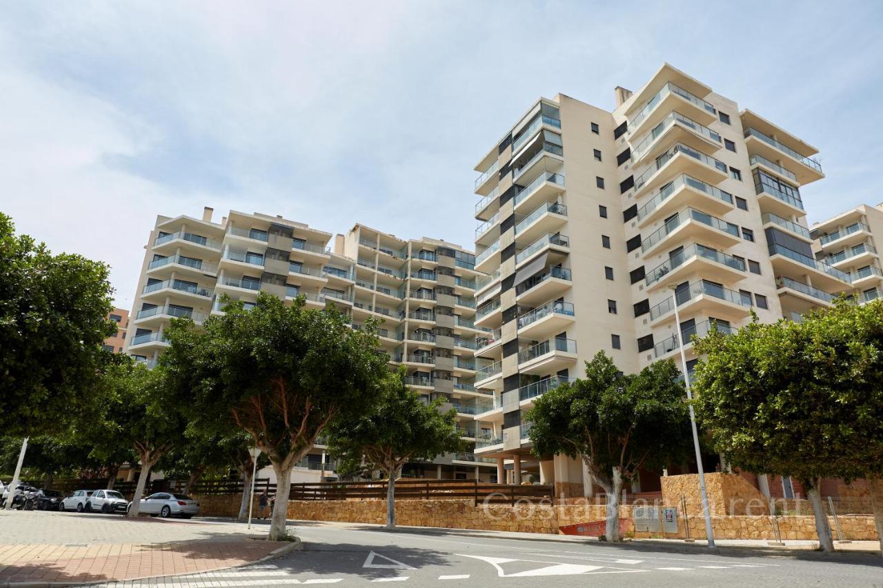 Luxurious, Newly-Renovated Large 2-Bedroom Condo By The Beach ベニドルム エクステリア 写真