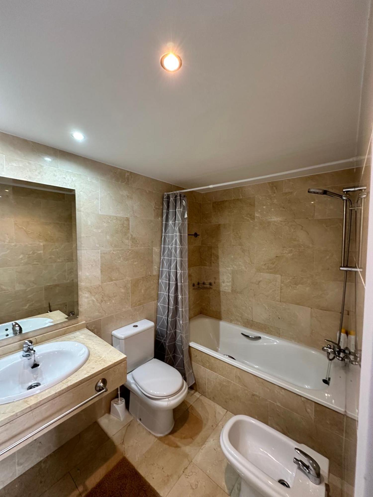 Luxurious, Newly-Renovated Large 2-Bedroom Condo By The Beach ベニドルム エクステリア 写真