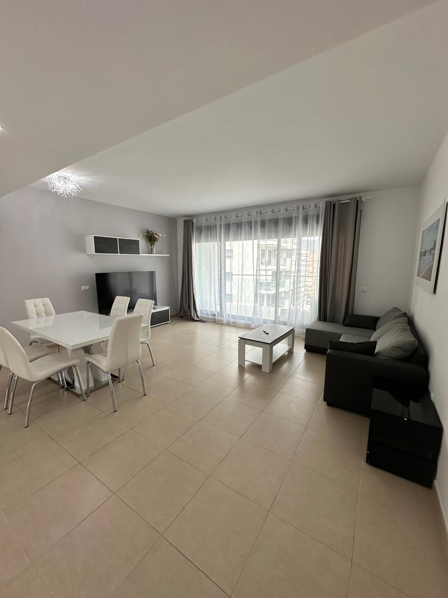 Luxurious, Newly-Renovated Large 2-Bedroom Condo By The Beach ベニドルム エクステリア 写真