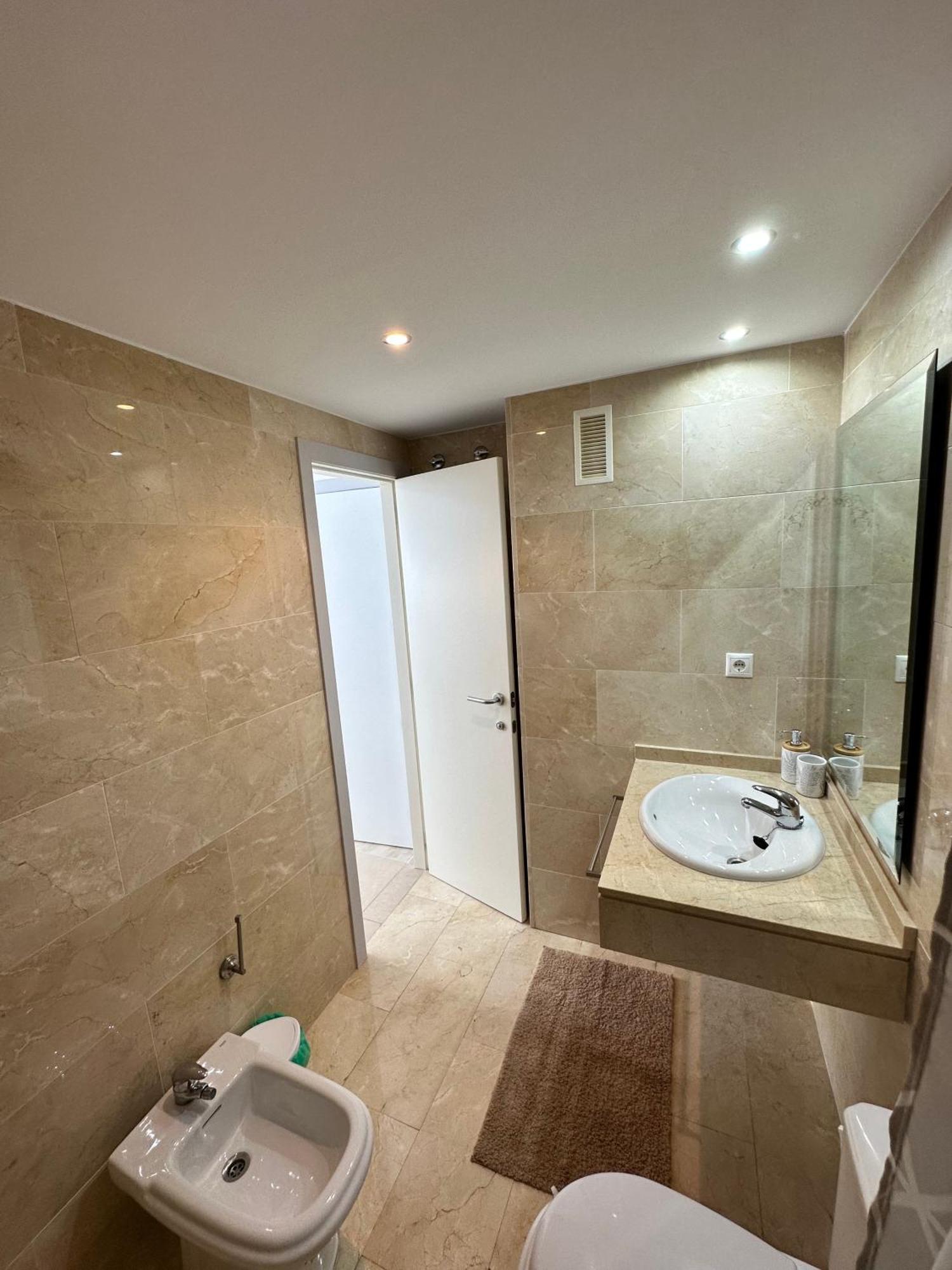 Luxurious, Newly-Renovated Large 2-Bedroom Condo By The Beach ベニドルム エクステリア 写真