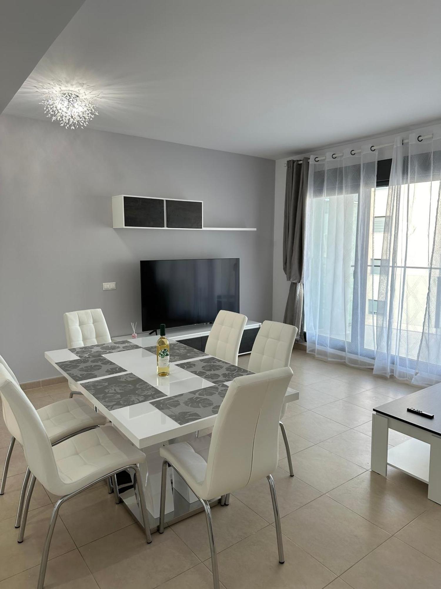 Luxurious, Newly-Renovated Large 2-Bedroom Condo By The Beach ベニドルム エクステリア 写真