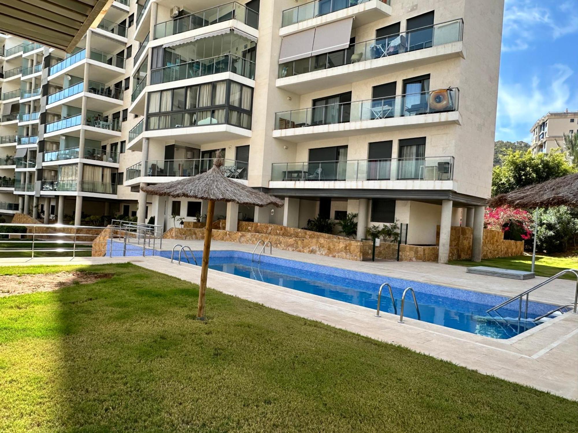 Luxurious, Newly-Renovated Large 2-Bedroom Condo By The Beach ベニドルム エクステリア 写真